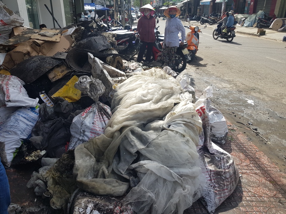 Tiệm áo cưới bốc cháy trước ngày khai trương, 3 người may mắn thoát nạn - 2