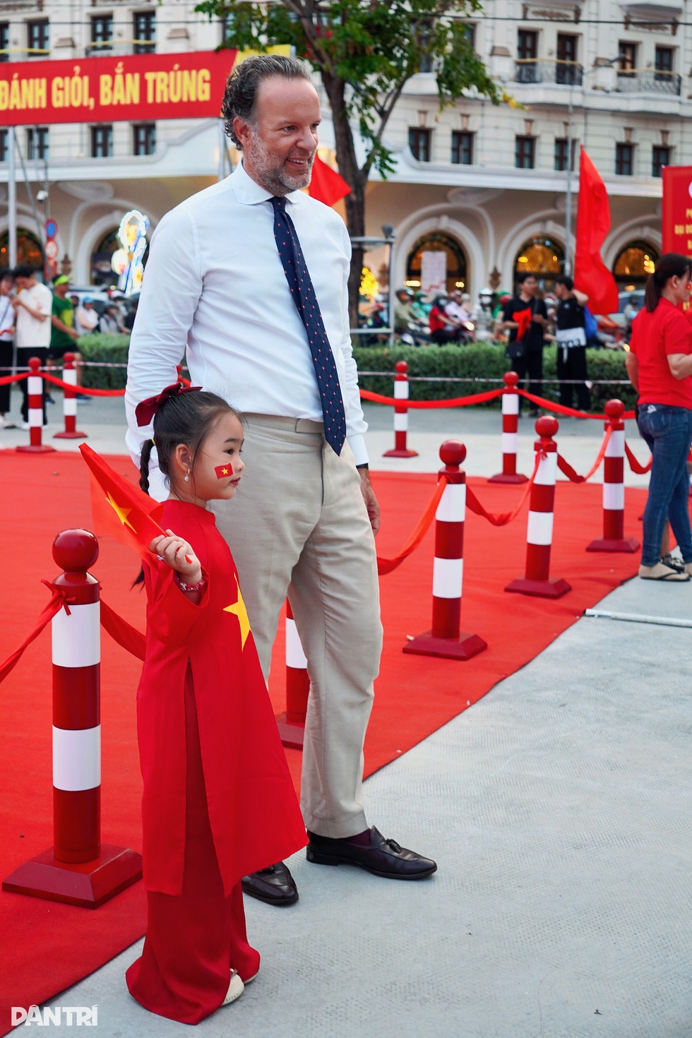 Bé 9 tháng làm chiến sĩ nhỏ, check-in cùng dàn pháo lễ tại bến Bạch Đằng - 5 Bé 9 tháng làm chiến sĩ nhỏ, check-in cùng dàn pháo lễ tại bến Bạch Đằng - 5