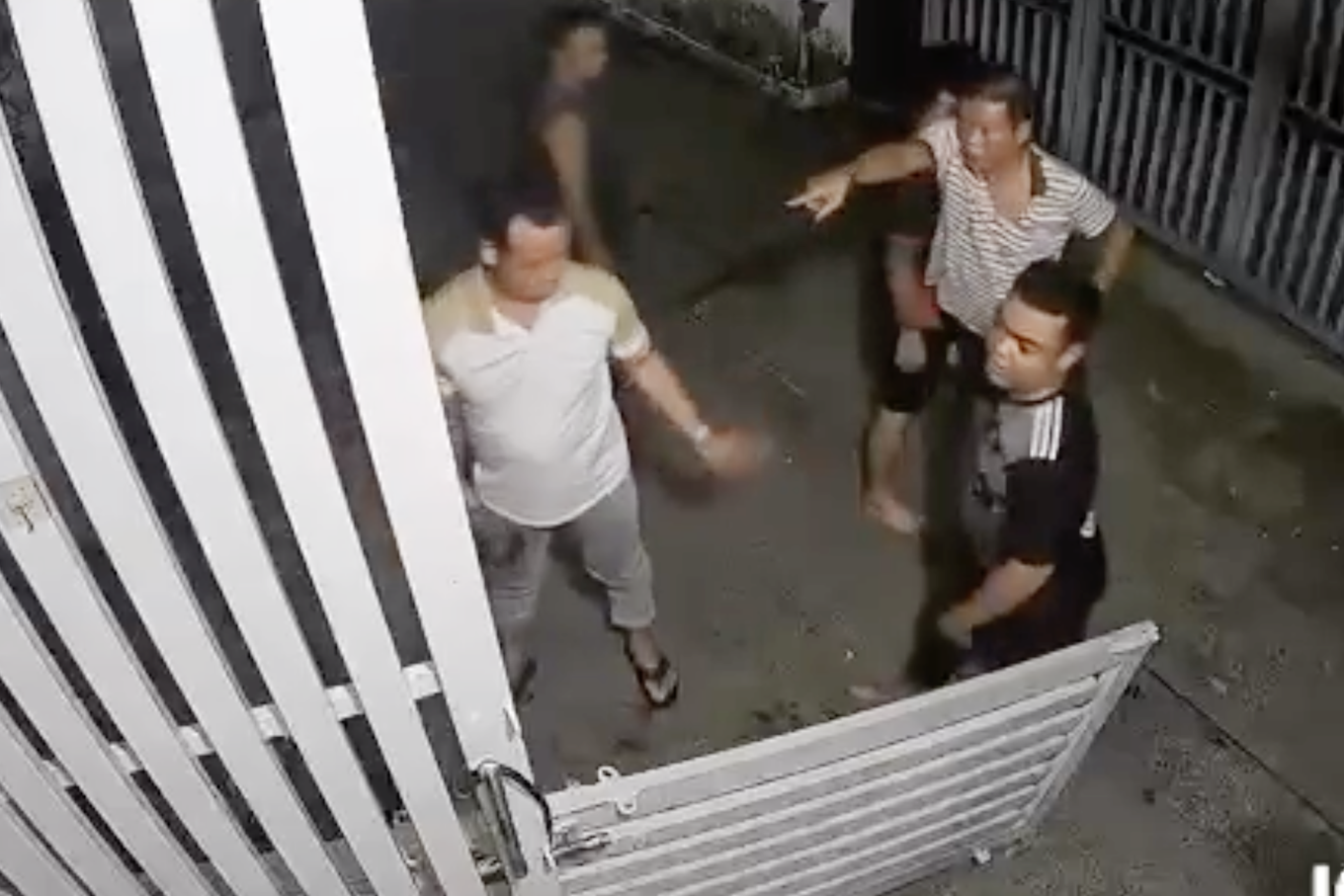 “Giật sập” bình yên của hàng xóm - 1 “Giật sập” bình yên của hàng xóm