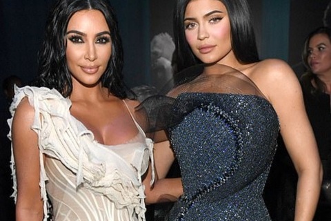 Chị em cô Kim diện váy ôm sát gợi cảm