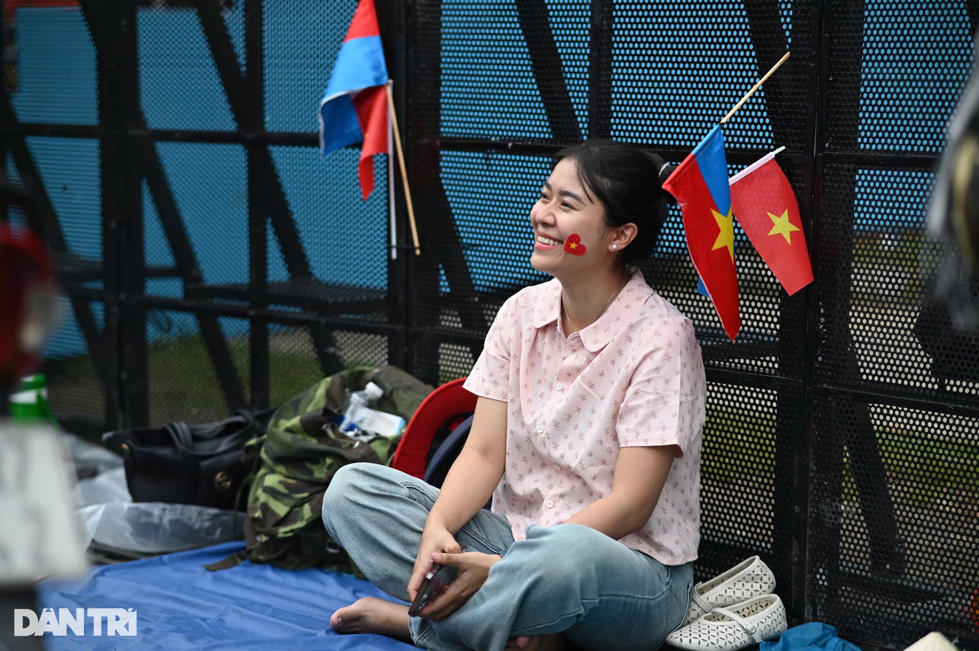 Người dân trải bạt cắm trại trước 18 tiếng trên vỉa hè chờ xem diễu binh - 8