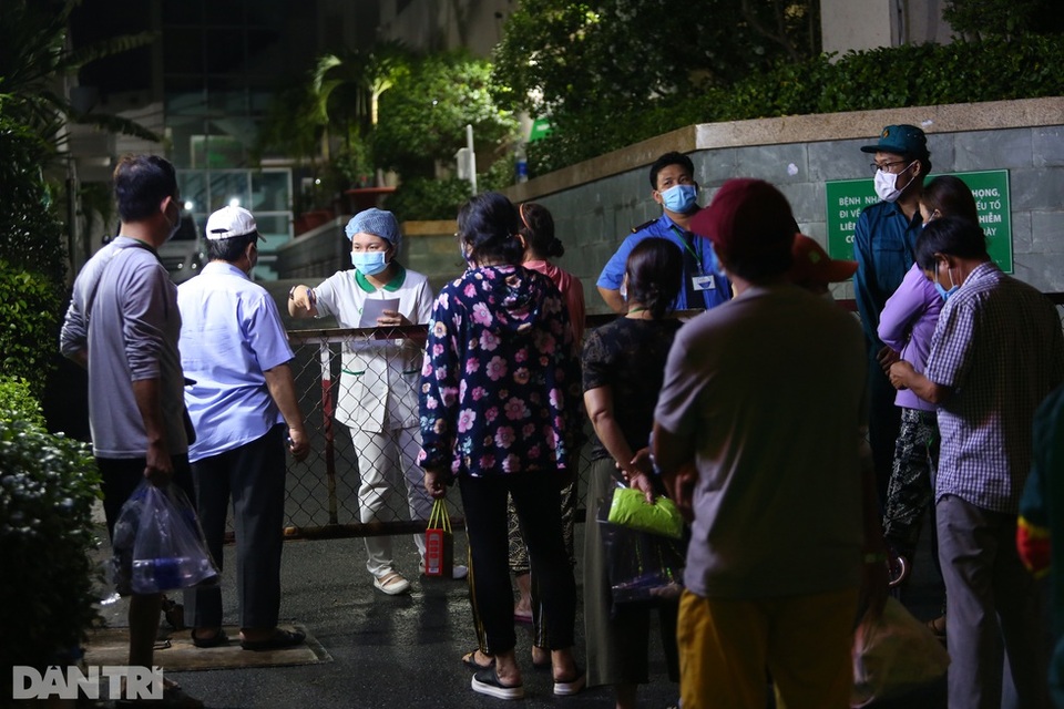 Phong tỏa Bệnh viện Hoàn Mỹ Sài Gòn, dân xếp hàng dài xin vào giữa đêm - 5 Phong tỏa Bệnh viện Hoàn Mỹ Sài Gòn, dân xếp hàng dài xin vào giữa đêm - 5