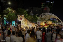 Hàng nghìn người dân Sài Gòn chen chân tham quan đường hoa Nguyễn Huệ