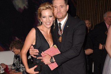 Vợ chồng Michael Bublé đón đứa con thứ ba