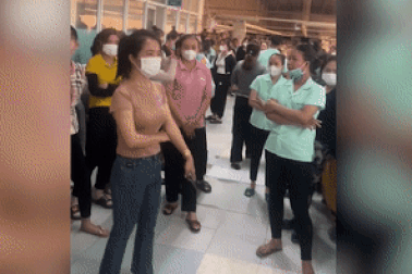 Công nhân "vây" phòng giám đốc khi nhận thông báo đi làm xa... 100 cây số