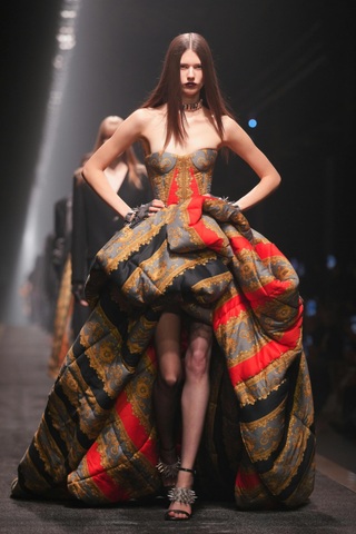 Mỹ nam Hàn Quốc tẩy tóc cá tính, gây náo loạn tại show Versace - 15