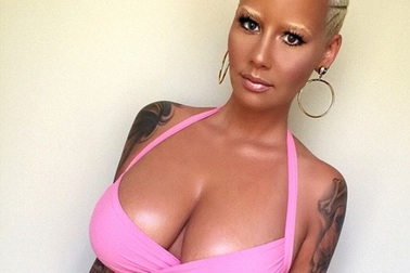 Người mẫu Mỹ tiếp tục khoe đường cong nóng bỏng