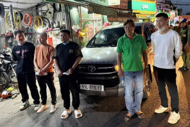 Kiểm tra chiếc ô tô 7 chỗ, lần ra đường dây tội phạm xuyên quốc gia