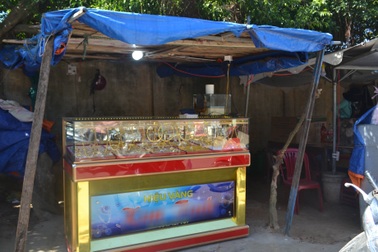 Phát sốt với tủ vàng trong lều tạm bợ không người trông coi ở Quảng Ngãi