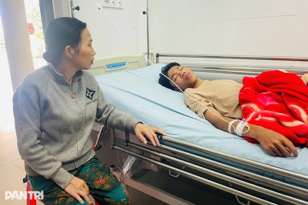 Gặp người bơi ra giữa dòng lũ dữ cứu thanh niên mắc kẹt suốt 9 ngày - 2 Gặp người bơi ra giữa dòng lũ dữ cứu thanh niên mắc kẹt suốt 9 ngày - 2