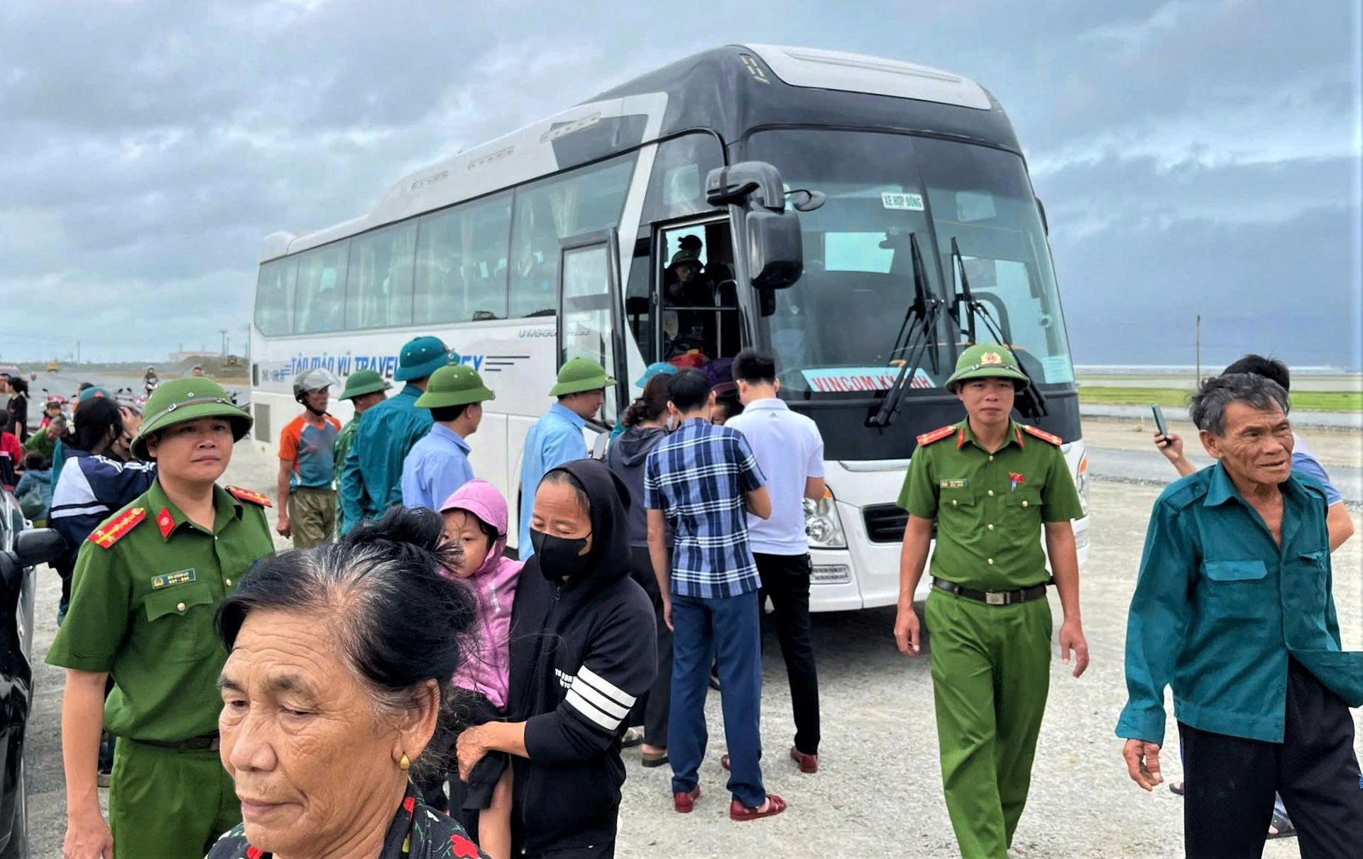 Công an gõ cửa từng nhà, vận động người dân đi sơ tán tránh bão Bualoi - 13 Công an gõ cửa từng nhà, vận động người dân đi sơ tán tránh bão Bualoi - 13