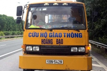 Xe cứu hộ đi ngược chiều trên cao tốc