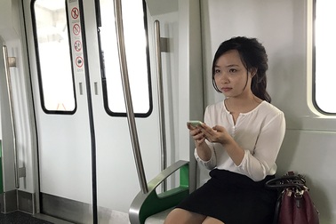 Thích thú "đi thử" tàu đường sắt trên cao