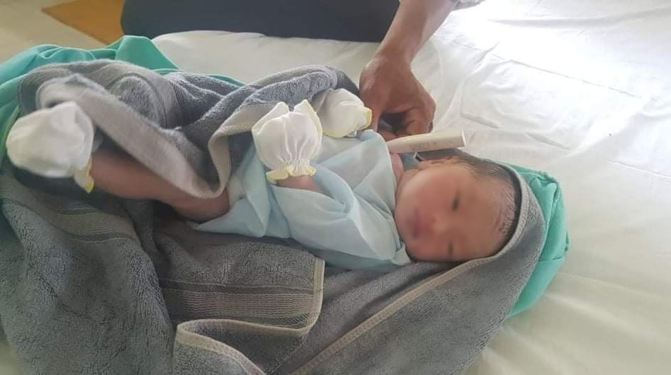 Bé trai còn nguyên dây rốn bị bỏ bên vệ đường - 1 Bé trai còn nguyên dây rốn bị bỏ bên vệ đường - 1