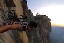 Nhảy xuống vực sâu, kẻ liều mạng có lúc “bị treo” trên vách núi