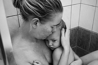 Tấm ảnh "tình mẹ con" của bé 5 tuổi gây sốt mạng