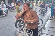 Tiền kẹp trong sổ vay vốn bị rơi, người phụ nữ bật khóc và cái kết có hậu