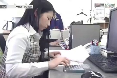 Choáng với tốc độ bấm máy tính cầm tay của người Nhật Bản