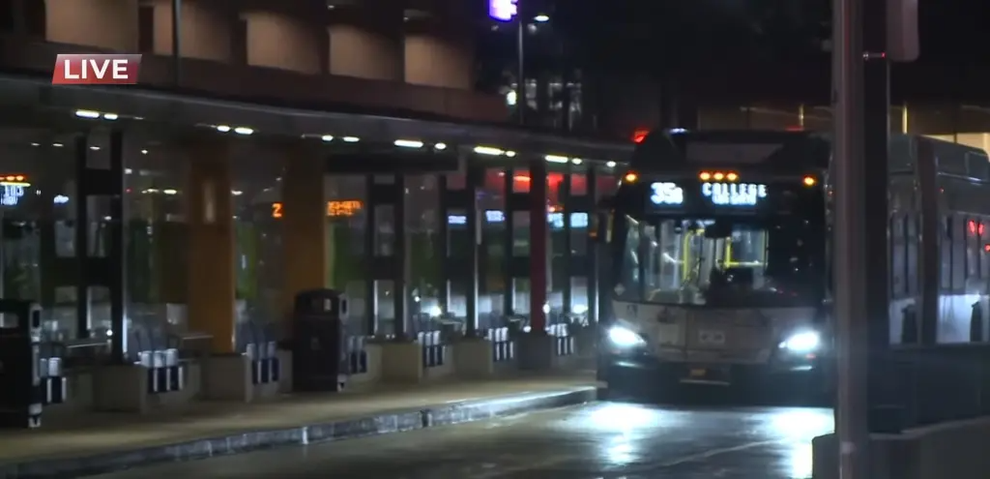 Người đàn ông lái trộm xe buýt, vẫn tuân thủ luật, đón trả khách đầy đủ - 1