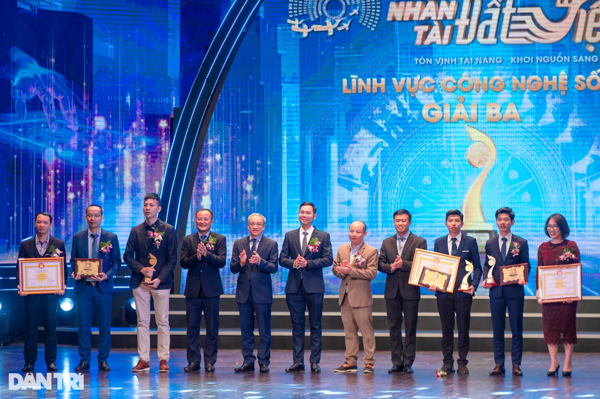 Toàn cảnh Lễ trao giải Nhân tài Đất Việt lần thứ 17 - 12 Toàn cảnh Lễ trao giải Nhân tài Đất Việt lần thứ 17 - 12
