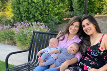 Cặp đồng tính nữ cùng mang thai, sinh con cách nhau 3 ngày