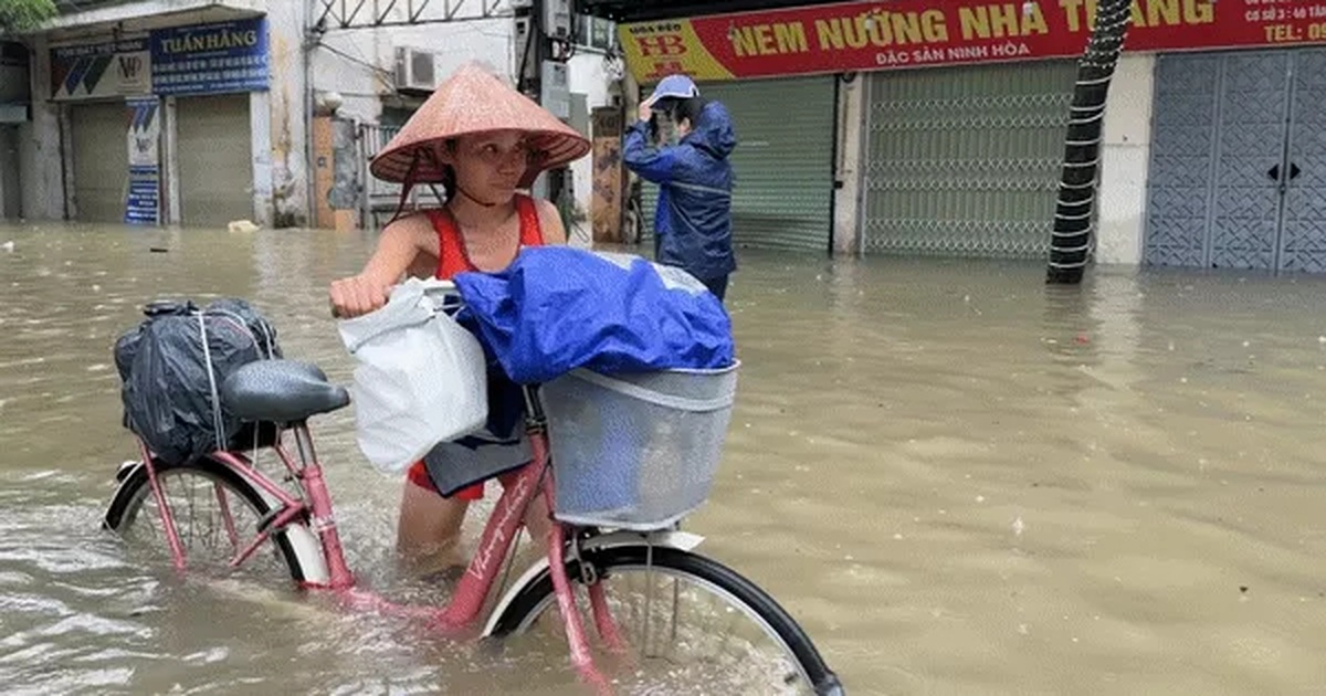 Người Hà Nội đành lòng bỏ của chạy lũ, xót xa nhìn tài sản bị nước bủa vây - 4