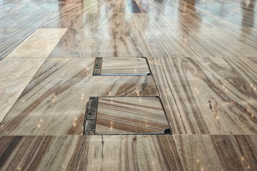 Đá lát sàn ga T3 Tân Sơn Nhất lộ khe hở, hành khách bị kẹt gót giày - 2