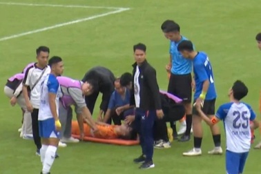 Cầu thủ đột nhiên bị co giật khi thi đấu ở giải hạng Ba Việt Nam