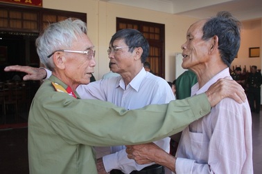 Bồi hồi nhớ hình ảnh cờ giải phóng cắm trên Dinh tỉnh trưởng Bình Định