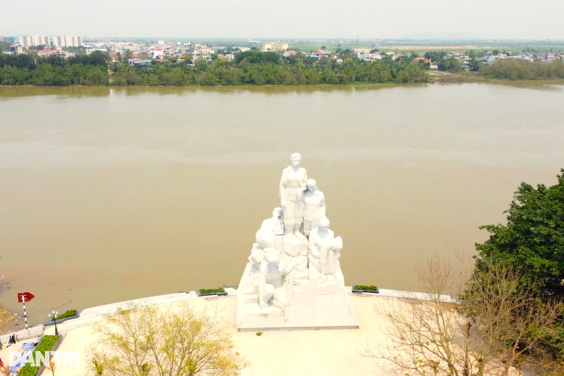Tượng đài và khu tưởng niệm 64 giáo viên, học sinh hy sinh bên bờ sông Mã - 2 Tượng đài và khu tưởng niệm 64 giáo viên, học sinh hy sinh bên bờ sông Mã - 2