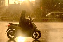 Mưa như trút nước vào giờ tan tầm ở TPHCM