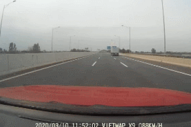 Hú hồn đánh lái gấp để né “vật thể bay” trên đường cao tốc