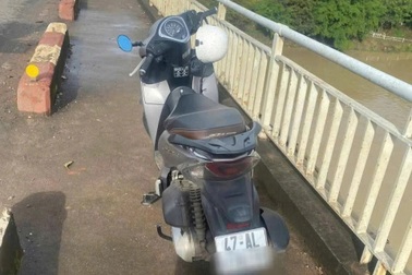 Bỏ lại xe máy trên cầu, nam thanh niên nghi nhảy sông