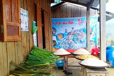 Thầy trò vùng cao cùng nấu bánh chưng tặng học sinh nghèo đón Tết