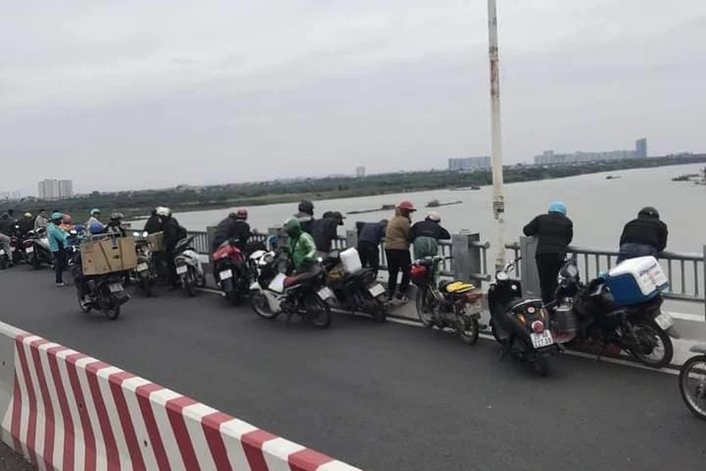 Hà Nội: Nam thanh niên nhảy xuống sông Hồng giữa tiết trời rét đậm - 3 Hà Nội: Nam thanh niên nhảy xuống sông Hồng giữa tiết trời rét đậm - 3