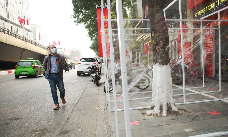 Cửa hàng vàng lắp vách ngăn phòng chống dịch trước ngày Vía Thần Tài - 3 Cửa hàng vàng lắp vách ngăn phòng chống dịch trước ngày Vía Thần Tài - 3