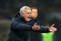 Tottenham liên tiếp "đánh rơi vàng", HLV Mourinho tức điên