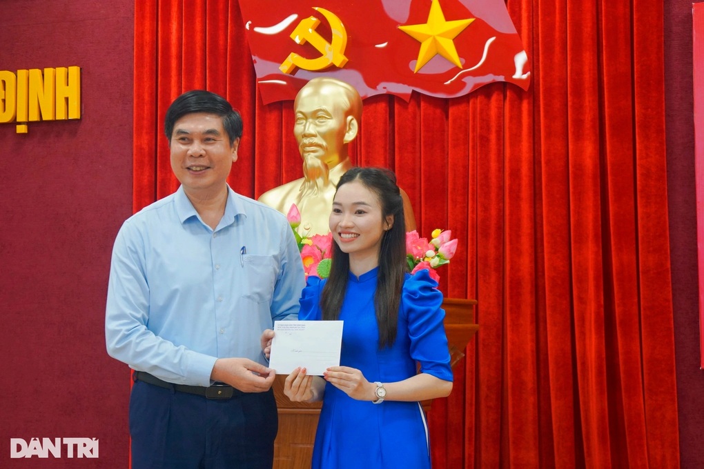 Mưa tiền thưởng cho nam sinh giành huy chương bạc Olympic tin học châu Á - 2 Mưa tiền thưởng cho nam sinh giành huy chương bạc Olympic tin học châu Á - 2