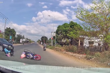 Ô tô chuyển hướng thiếu quan sát, gây tai nạn cho người đi xe máy