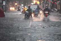 Mưa liên tiếp khiến nhiều tuyến đường tại TPHCM ngập nặng