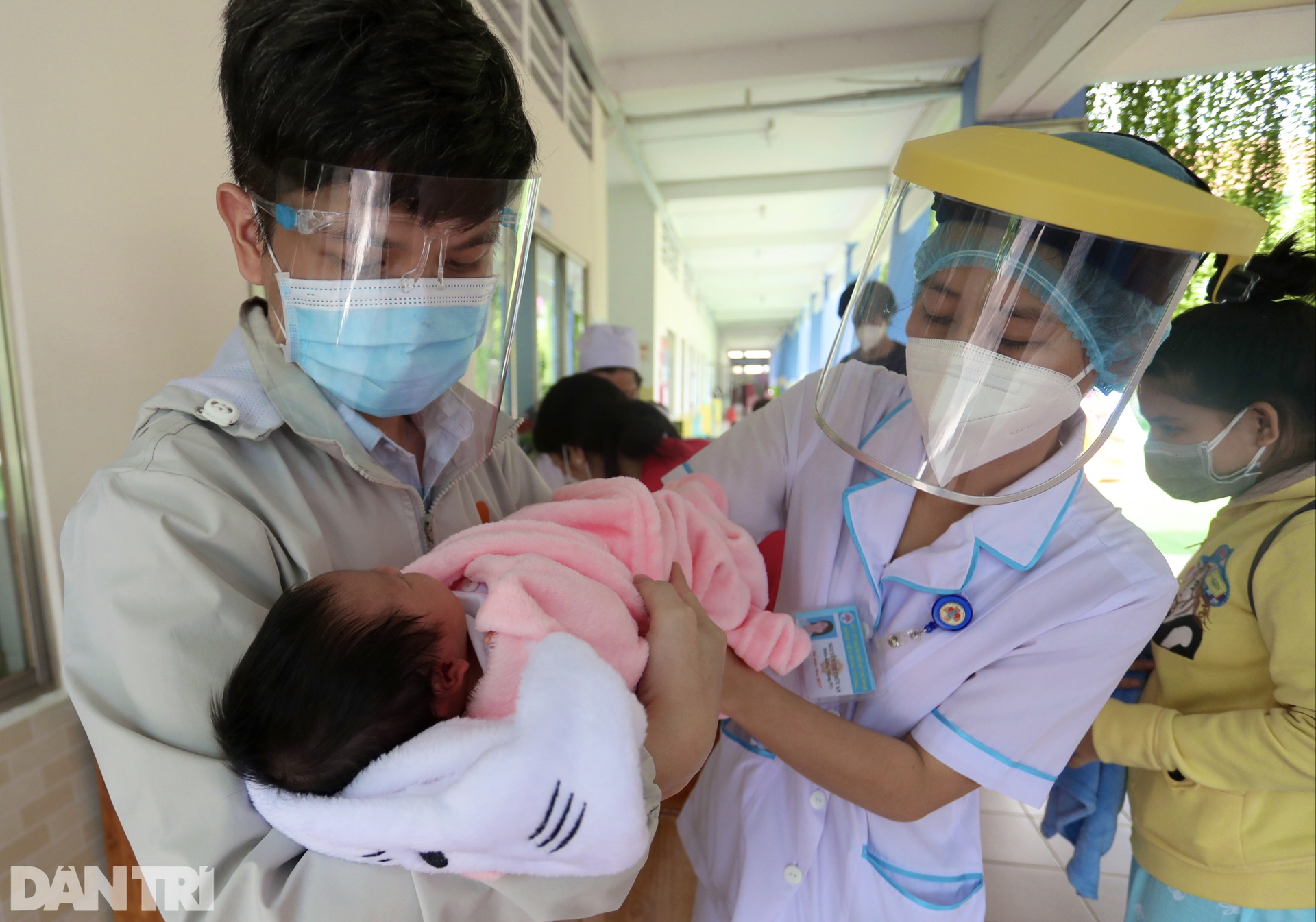 Khi tiếp viên hàng không làm bảo mẫu cho những trẻ sơ sinh có mẹ là F0 - 11 Khi tiếp viên hàng không làm bảo mẫu cho những trẻ sơ sinh có mẹ là F0 - 11
