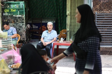 Hẻm TPHCM độc lạ: Trẻ em học vần chữ Ả Rập, người lớn không rượu bia