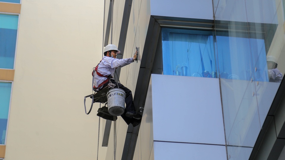 Thợ lau kính cao ốc kiếm bạc triệu mỗi ngày giáp Tết - 11 Thợ lau kính cao ốc kiếm bạc triệu mỗi ngày giáp Tết - 11