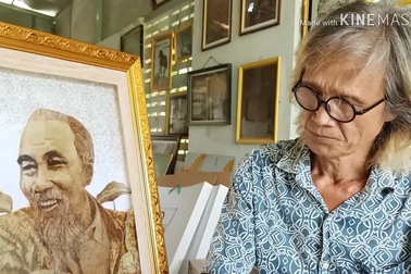 Tạo tranh chân dung Bác Hồ từ lá sen