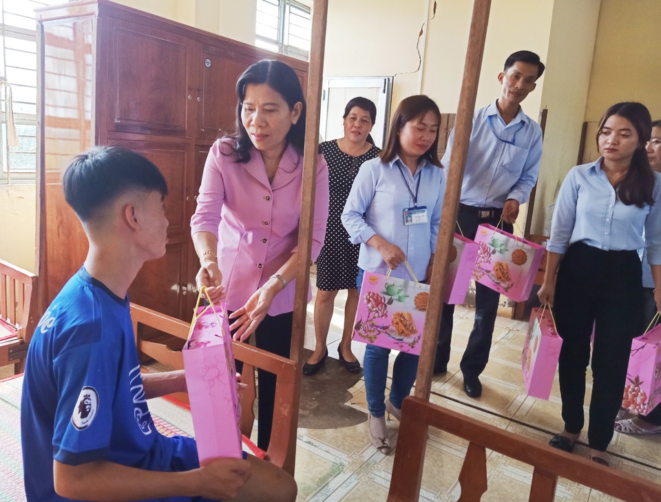 Sở LĐ-TBXH Bạc Liêu thăm, tặng quà cho trẻ em dịp Tết Trung thu - 2 Sở LĐ-TBXH Bạc Liêu thăm, tặng quà cho trẻ em dịp Tết Trung thu - 2