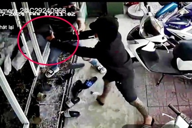 Truy xét kẻ cầm vật giống súng bắn vào cửa hàng thời trang