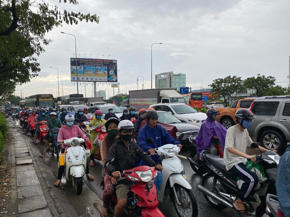 TPHCM: Mưa ngập gây kẹt xe kéo dài ở cửa ngõ về miền Tây - 8 TPHCM: Mưa ngập gây kẹt xe kéo dài ở cửa ngõ về miền Tây - 8