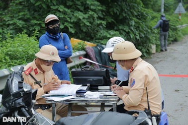 Né điểm rào chắn Đại lộ Thăng Long, nhiều tài xế xe máy bị xử phạt