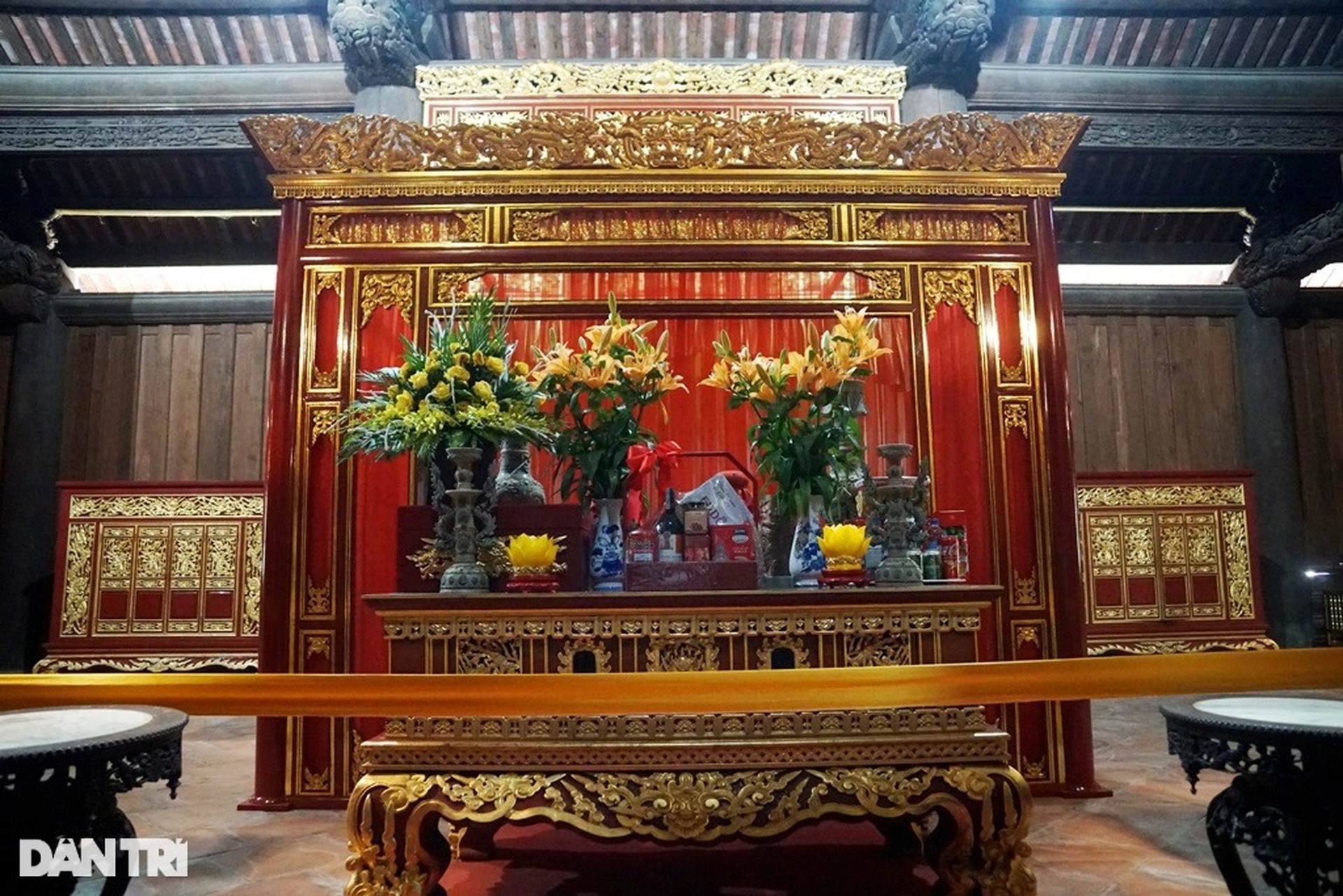 Cận cảnh đồ thờ, long sàng, ngai vua dát vàng ở Chính điện Lam Kinh - 12 Cận cảnh đồ thờ, long sàng, ngai vua dát vàng ở Chính điện Lam Kinh - 12