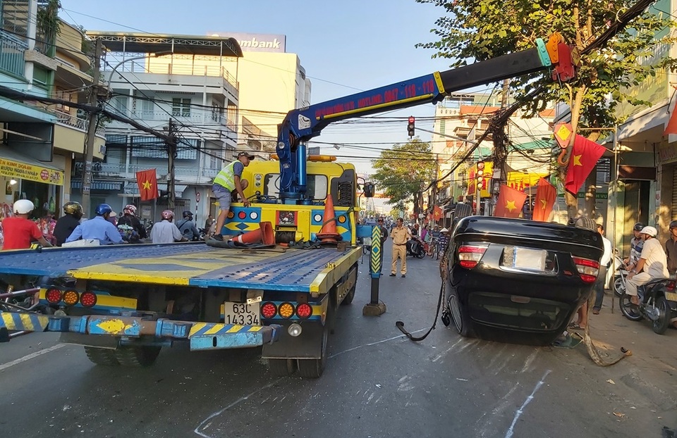 Xe 4 chỗ leo dải phân cách, 3 người may mắn thoát chết - 1 Xe 4 chỗ leo dải phân cách, 3 người may mắn thoát chết - 1
